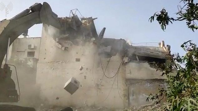 قوات إسرائيلية تقوم بهدم منزل فلسطيني قتل حاخاما وجنديا إسرائيليا في هجوم إطلاق نار، الضفة الغربية، 24 أبريل، 2019. (IDF Spokesperson's Unit) قوات إسرائيلية تقوم بهدم منزل فلسطيني قتل حاخاما وجنديا إسرائيليا في هجوم إطلاق نار، الضفة الغربية، 24 أبريل، 2019. (IDF Spokesperson's Unit)