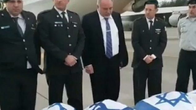 وزير الدفاع السابق أفيغدور ليبرمان (وسط الصورة) في سبتمبر، 2019، مع نعوش تم لفها بالأعلام الإسرائيلية أظهرت فحوص الطب الشرعي في وقت لاحق بأن الجثث التي فيها ليست لجنود إسرائيليين مفقودين.  (Channel 12, screenshot)