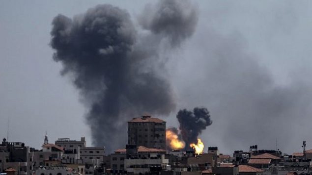 صورة تم التقاطها من قطاع غزة في 4 مايو، 2019، تظهر الدخان يتصاعد في أعقاب غارة جوية إسرائيلية ردا على صواريخ أطلقها مسلحون فلسطينيون. (MAHMUD HAMS / AFP)