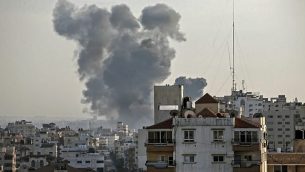 الدخان يتصاعد فوق مبان خلال غارة جوية إسرائيلية على مدينة غزة ردا على إطلاق صواريخ من القطاع الساحلي في 4 مايو، 2019.  (Mahmud Hams / AFP)