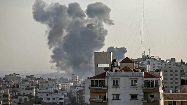 الدخان يتصاعد فوق مبان خلال غارة جوية إسرائيلية على مدينة غزة ردا على إطلاق صواريخ من القطاع الساحلي في 4 مايو، 2019.  (Mahmud Hams / AFP)