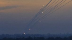 صواريخ فلسطينية يتم إطلاقها باتجاه المناطق الإسرائيلية من قطاع غزة، 5 مايو 2019 (Jack Guez/AFP)