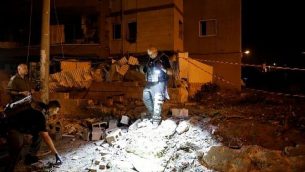 عناصر طوارئ إسرائيلية تحتشد في موقع هجوم صاروخي في مدينة أشدود الإسرائيلية في جنوب البلاد، 5 مايو، 2019. (Photo by Ahmad GHARABLI / AFP)