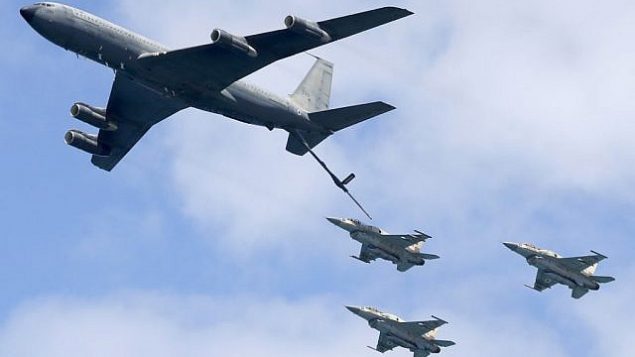 طائرة بوينغ من طراز ’ KC-135 Stratotanker’ وطائرات مقاتلة من طراز  F-16 تابعة لسلاح الجو الإسرائيلي خلال عرض جوي في تل أبيب، 9 مايو، 2019، في إطار احتفالات إسرائيل بيوم إستقلالها ال71.(Jack Guez/AFP)