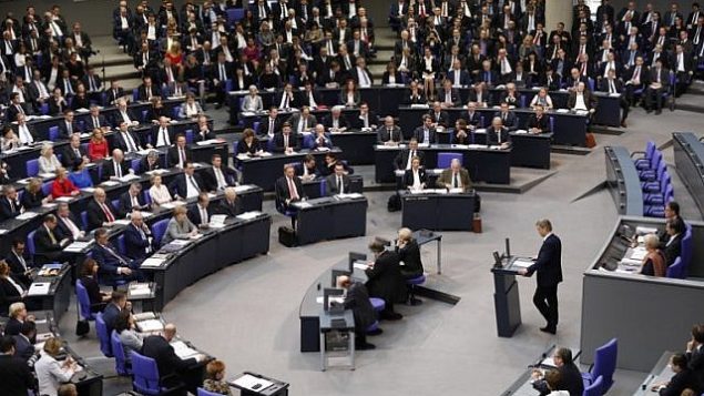 عضو حزب ’البديل من أجل ألمانيا’ (AfD) اليميني المتطرف، بيرند باومان، أول متحدث للحزب في البرلمان، يلقي بخطابه خلال أول جلسة للبرلمان المنتخب حديثا في 24 أكتوبر، 2017، في البوندستاغ (أو مجلس النواب) في برلين. (AFP PHOTO / Odd ANDERSEN)