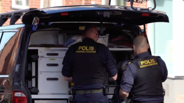 لقطة شاشة من مقطع فيديو يظهر عناصر الشرطة السويدية في موقع هجوم طعن تعرضت له سيدة يهودية في هلسينغبورغ، 14 مايو، 2019.  (Screenshot from Aftonbladet via JTA)