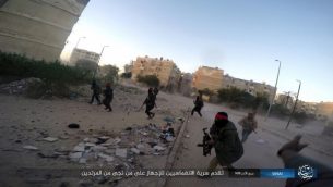 صورة نشرها تنظيم الدولة الإسلامية في سيناء في 11 يناير 2017، تظهر انفجار خلال هجوم ضد حاجز شرطة مصرية وقع في العريش، شمال سيناء، في 9 يناير 2017 (Islamic State Group in Sinai/AP)