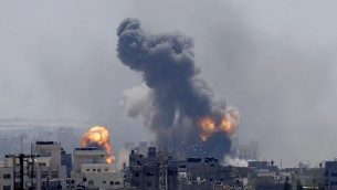 الدخان يتصاعد جراء انفجار ناجم عن غارة جوية إسرائيلية في مدينة غزة، السبت، 4 مايو، 2019.  (AP Photo/Hatem Moussa)