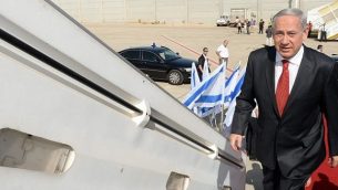 رئيس الوزراء بنيامين نتنياهو  يركب الطائرة متوجها في رحلة رسمية إلى بولندا، 12 يونيو، 2013. (Kobi Gideon/GPO/Flash 90)