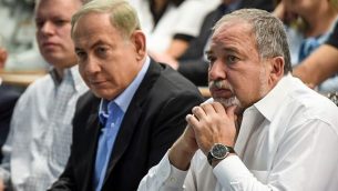رئيس الوزراء بنيامين نتنياهو، على يسار الصورة، ووزير الدفاع حينذاك أفيغدور ليبرمان يشاركان في مراسم افتتاح مدينة قواعد التدريب العسكرية ’بهاديم’ في جنوب إسرائيل، 15 نوفمبر، 2016. (Haim Bornstein/Pool)