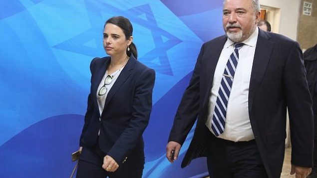 وزير الدفاع حينذاك أفيغدور ليبرمان، على يمين الصورة، ووزير العدل أييليت شاكيد يصلان لحضور الجلسة الأسبوعية للحكومة في مكتب رئيس الوزراء، في القدس، 17 يونيو، 2018.(Marc Israel Sellem/POOL/File) وزير الدفاع حينذاك أفيغدور ليبرمان، على يمين الصورة، ووزير العدل أييليت شاكيد يصلان لحضور الجلسة الأسبوعية للحكومة في مكتب رئيس الوزراء، في القدس، 17 يونيو، 2018.(Marc Israel Sellem/POOL/File)