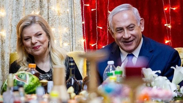 رئيس الوزراء بنيامين نتنياهو وزوجته سارة يحصرون احتفال "الميمونة" المغربي بمناسبة عيد الفصح، في اور عكيفا، 27 ابريل 2019 (Flash90)