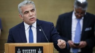 الرئيس المشارك لحزب ’أزرق أبيض’، يائير لابيد، في الجلسة الافتتاحية للكنيست الجديد في 30 أبريل، 2019.  (Noam Revkin Fenton/Flash90)