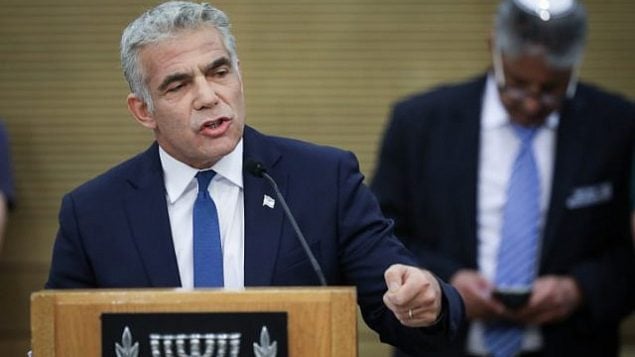 الرئيس المشارك لحزب ’أزرق أبيض’، يائير لابيد، في الجلسة الافتتاحية للكنيست الجديد في 30 أبريل، 2019.  (Noam Revkin Fenton/Flash90)