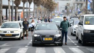 اسرائيليون واقفون خلال صفارة مدتها دقيقتين لإحياء ذكرى ضحايا المحرقة في يوم ذكرى المحرقة الإسرائيلي، في تل ابيب، 2 مايو 2019 (Tomer Neuberg/Flash90)