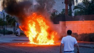 سيارة تشتعل بعد اصابتها بصاروخ اطلق من قطاع غزة باتجاه مدينة اشدود في جنوب اسرائيل، 5 مايو 2019 (Flash90)