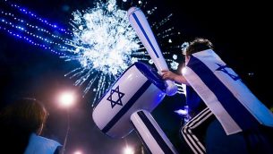 اشخاص يشاهدون عرض العاب نارية بمناسبة يوم الاستقلال الإسرائيلي ال71 في القدس، 8 مايو 2019 (Hadas Parush/Flash90)