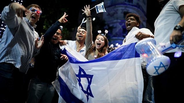 اشخاص يحتفلون بيوم الاستقلال الإسرائيلي ال71 في القدس، 8 مايو 2019 (Hadas Parush/Flash90)
