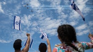 إسرائيليون في شاطئ ’بوغراشوف’ في تل أبيب يتفرجون على العرض الجوي العسكري في إطار احتفالات إسرائيل بيوم إستقلالها ال71.(Hadas Parush/Flash 90)