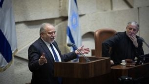 رئيس حزب ’يسرائيل بيتنو’، أفيغدور ليبرمان، يتحدث أمام الكنيست في 3 مايو، 2019. (Noam Revkin Fenton/Flash90)