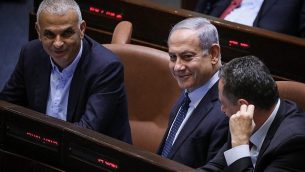 رئيس الوزراء بنيامين نتنياهو (وسط الصورة) خلال جلسة في الكنيست للتصويت على اقتراح لإلغاء قانون يحد من عدد الوزراء في حكومته، 20 مايو، 2019.  (Noam Revkin Fenton/Flash90)