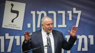 قائد حزب "يسرائيل بيتينو" أفيغدور ليبرمان يترأس جلسة للحزب في الكنيست، 27 مايو 2019 (Yonatan Sindel/Flash90)