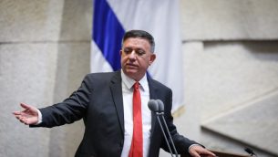 رئيس حزب العمل آفي غاباي خلال تباحث مشروع قانون لحل البرلمان، في الكنيست، 29 مايو 2019 (Noam Revkin Fenton/Flash90)