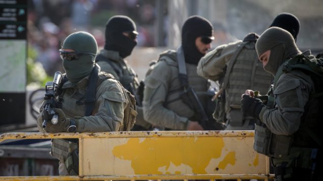 عناصر امن اسرائيليون في موقع طعن تنفيذ رحجل فلسطيني لهجوم طعن، بالقرب من باب العامود في القدس، 31 مايو 2019 (Yonatan Sindel/Flash90)
