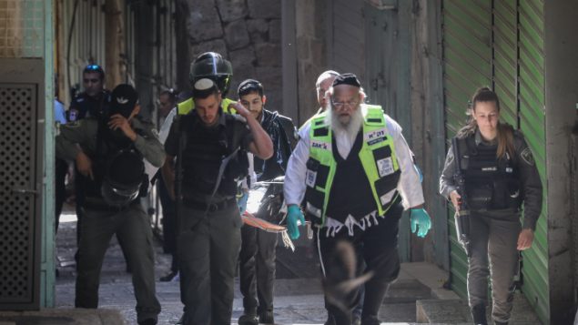 قوات امن ومسعفون يخلون جقمان رجل فلسطيني طعن شخصين في القدس القديمة، 31 مايو 2019 (Yonatan Sindel/Flash90)