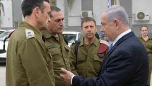رئيس الوزراء بنيامين نتنياهو يتحدث مع قادة عسكريين في بئر السبع، 6 مايو 2019 (Amos Ben Gershom/ GPO)