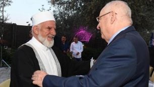 الرئيس رؤوفن ريفلين مع قيادي عربي في افطار رمضاني، 27 مايو 2019 (Mark Neiman/GPO)