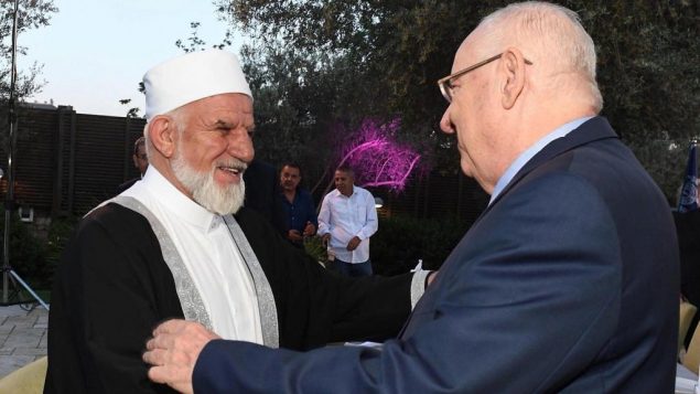 الرئيس رؤوفن ريفلين مع قيادي عربي في افطار رمضاني، 27 مايو 2019 (Mark Neiman/GPO)