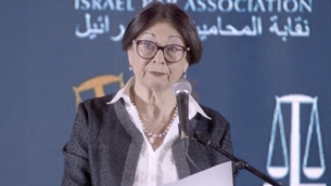 رئيسة المحكمة العليا إستر حايوت تلقي كلمة خلال مؤتمر قانوني في إيلات، 27 مايو، 2019. (Screen capture/Channel 12)