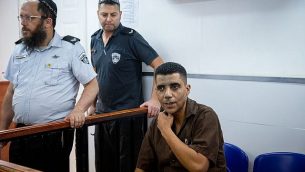 زكريا زبيدي يصل إلى جلسة في المحكمة العسكرية عوفر، 28 مايو، 2019. (Yonatan Sindel/Flash90)