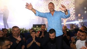 الرئيس التنفيذي لشركة ’صودا ستريم’، دانييل بيرنباوم، يرقص مع موظفيه خلال إفطار رمضاني في مصنع الشركة في رهط، 27 مايو، 2019.  (courtesy SodaStream)