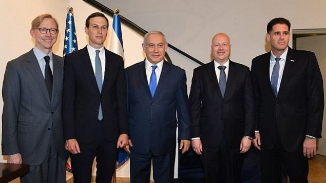 (من اليسار إلى اليمين) بريان هوك، الممثل الأمريكي الخاص لإيران، مستشار ترامب، جاريد كوشنر، رئيس الوزراء بنيامين نتنياهو، المبعوث الأمريكي للسلام في الشرق الأوسط، جيسون غرينبلات، والسفير الإسرائيلي لدى واشنطن، رون ديرمر، في مكتب رئيس الورزاء في القدس، 30 مايو، 2019.  (Ziv Sokolov/US Embassy Jerusalem)