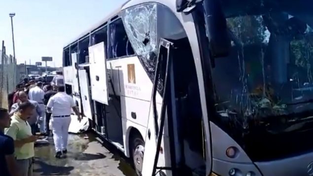 حافلة سياح استهدفها انفجار بالقرب من الاهرامات في القاهرة، 19 مايو 2019 (screen capture: Twitter)