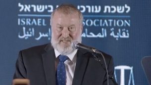 النائب العام أفيحاي ماندلبليت يلقي  كلمة خلال مؤتمر قانوني في إيلات، 27 مايو، 2019. (Screen capture/Channel 13)