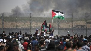 متظاهرون فلسطينيون يتجمعون شرقي مدينة غزة، خلال مظاهرة في الذكرى ال71 للنكبة، 15 مايو 2019 (Mahmud Hams/AFP)