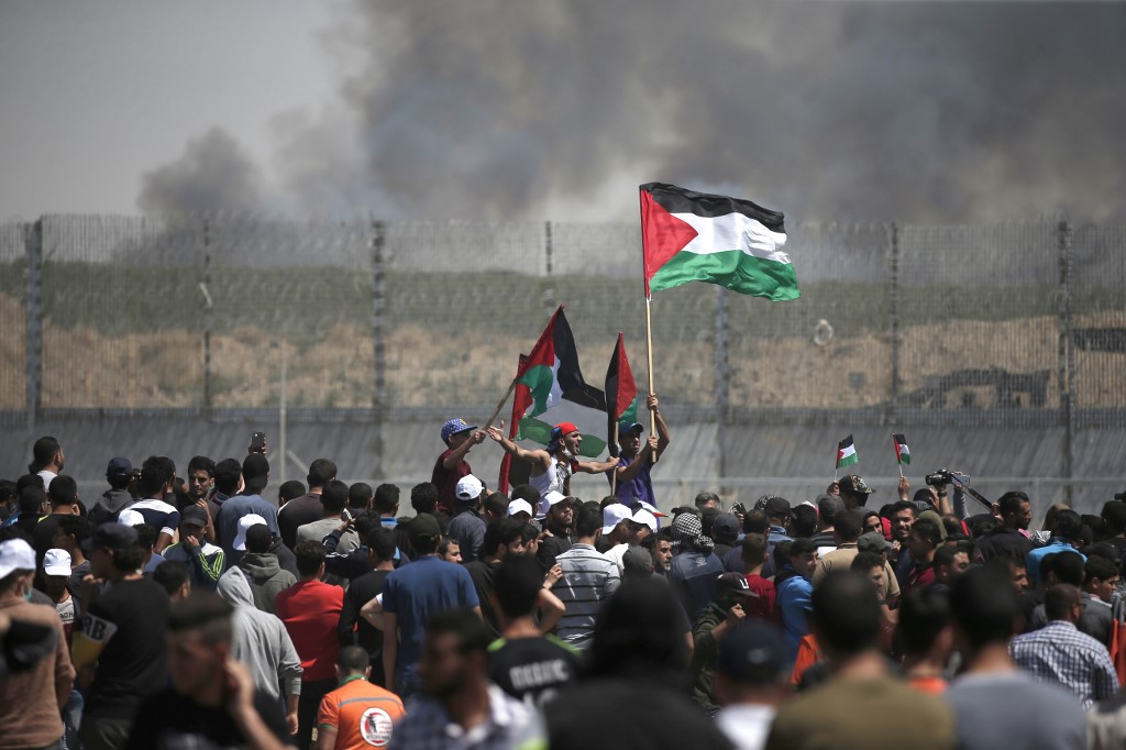 متظاهرون فلسطينيون يتجمعون شرقي مدينة غزة، خلال مظاهرة في الذكرى ال71 للنكبة، 15 مايو 2019 (Mahmud Hams/AFP) متظاهرون فلسطينيون يتجمعون شرقي مدينة غزة، خلال مظاهرة في الذكرى ال71 للنكبة، 15 مايو 2019 (Mahmud Hams/AFP)