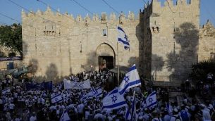 إسرائيليون يحتشدون عند باب العامود في البلدة القديمة بالقدس في 2 يونيو، 2019 للاحتفال ب"يوم القدس".  (MENAHEM KAHANA / AFP)