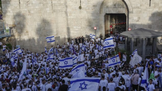 صورة توضيحية: يهود متدينون يشاركون في مسيرة للاختفال بيوم القدس، امام باب العامود في القدس القديمة، 2 يونيو 2019 (MENAHEM KAHANA/AFP)
