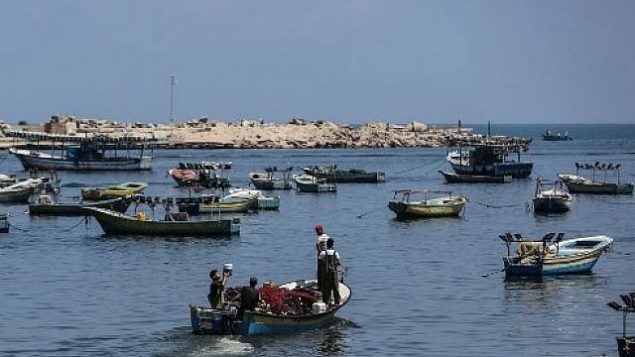 صيادون فلسطينيون يخرجون إلى مياه البحر الأبيض المتوسط في مدينة غزة، 18 يونيو، 2019.  (MAHMUD HAMS / AFP)