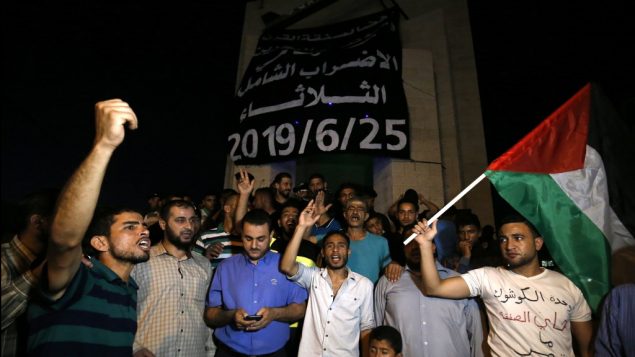فلسطينيون يهتفون شعارات خلال تظاهرة ضد مؤتمر ’من السلام الى الازدهار’ المنعقد في البحرين برعاية أمريكية، في مدينة رفح جنوب قطاع غزة، 25 يونيو، 2019.  ( SAID KHATIB / AFP)