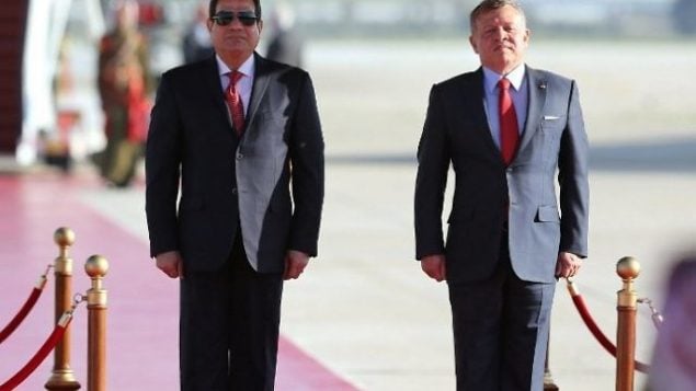 الملك الأردني عبد الله الثاني (يمين) والرئيس المصري عبد الفتاح السيسي في مطار الملكة علياء الدولي في عمان، 28 مارس، 2017. (AFP Photo/Khalil Mazraawi) الملك الأردني عبد الله الثاني (يمين) والرئيس المصري عبد الفتاح السيسي في مطار الملكة علياء الدولي في عمان، 28 مارس، 2017. (AFP Photo/Khalil Mazraawi)