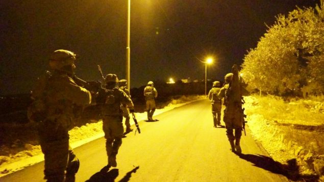 صورة توضيحية: جنود اسرائيليون خلال عمليات ليلية في الضفة الغربية، 27 نوفمبر 2016 (IDF Spokesman)
