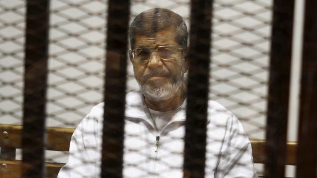 الرئيس المصري السابق محمد مرسي داخل قفص خلال محاكمته في القاهرة، 8 مايو 2014 (Tarek el-Gabbas/AP)