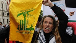متظاهرة مناصرة للفلسطينيين ترفع علم منظمة ’حزب الله’، خلال مظاهرة مناهضة لإسرائيل في وسط لندن، الإثنين، 31 مايو، 2010.  (AP Photo/Lefteris Pitarakis)