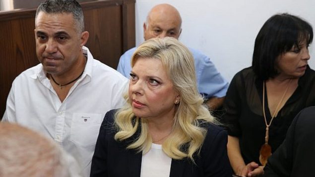 زوجة رئيس الوزراء بنيامين نتنياهو، سارة (في وسط الصورة)، تجلس في قاعة محكمة في القدس، 7 أكتوبر، 2018. (Amit Shabi, Yedioth Ahronoth, Pool via AP)
