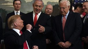 الرئيس الأمريكي دونالد ترامب يعطي قلما لرئيس الوزراء الإسرائيلي بنيامين نتنياهو، بعد التوقيع على اعتراف رسمي بالسيادة الإسرائيلية على مرتفعات الجولان في غرفة استقبال الدبلوماسيين في البيت الأبيض، واشنطن، الأربعاء، 25 مارس، 2019.  (AP Photo/Susan Walsh)